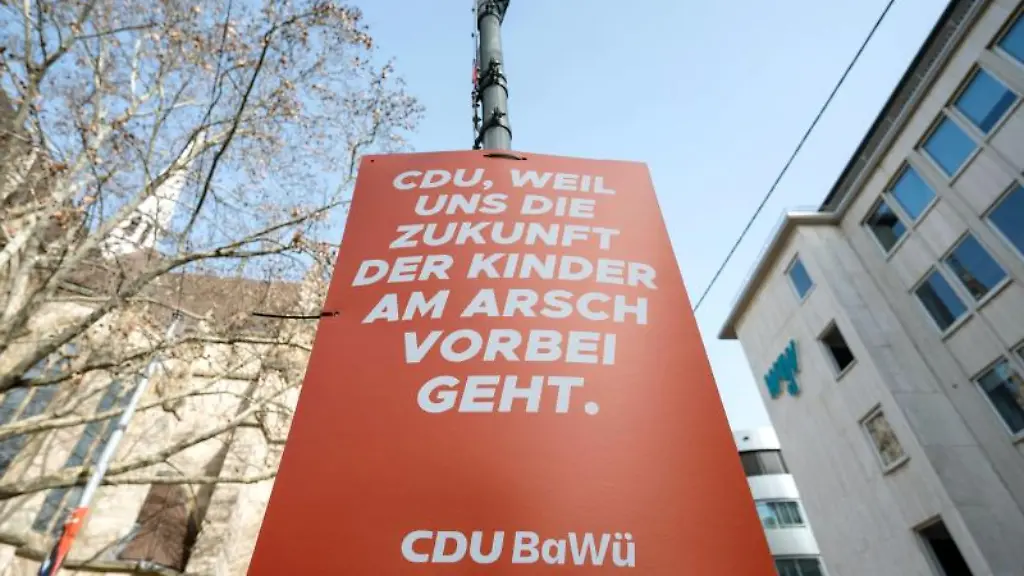 Ein-gefaelschtes-Wahlplakat-mit-der-Aufschrift-CDU-weil-uns-die-Zukunft-der-Kinder-am-Arsch-vorbei-geht-CDU-BaWue-haengt-an-einem-Mast-in-der-Innenstadt