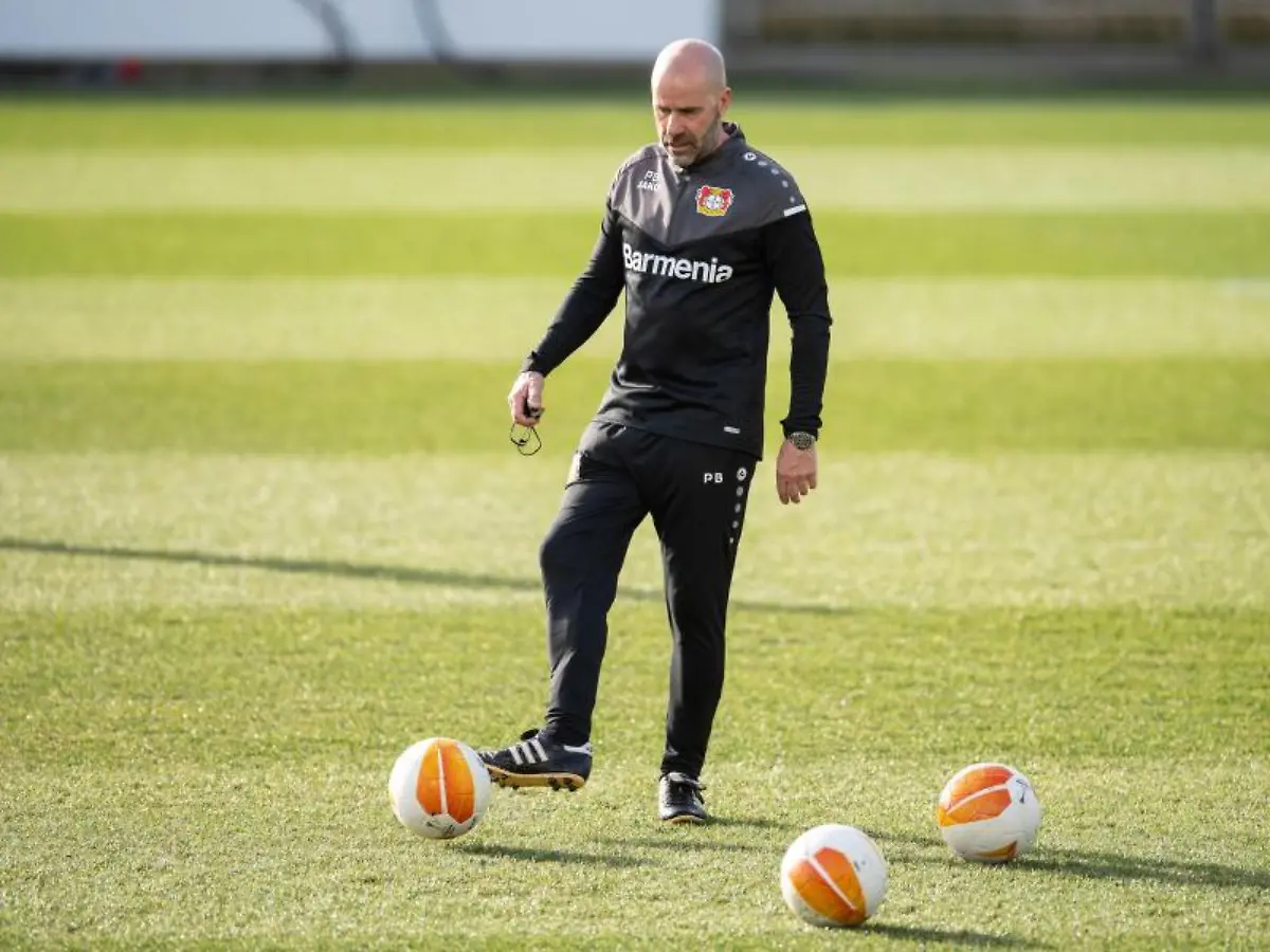 Leverkusens-Trainer-Peter-Bosz-spielt-waehrend-des-Trainings-einen-Ball
