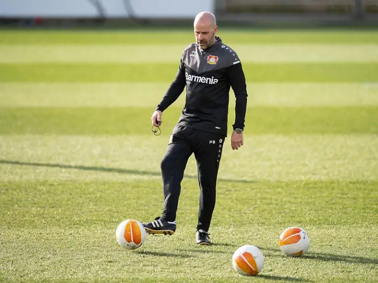 Leverkusens-Trainer-Peter-Bosz-spielt-waehrend-des-Trainings-einen-Ball