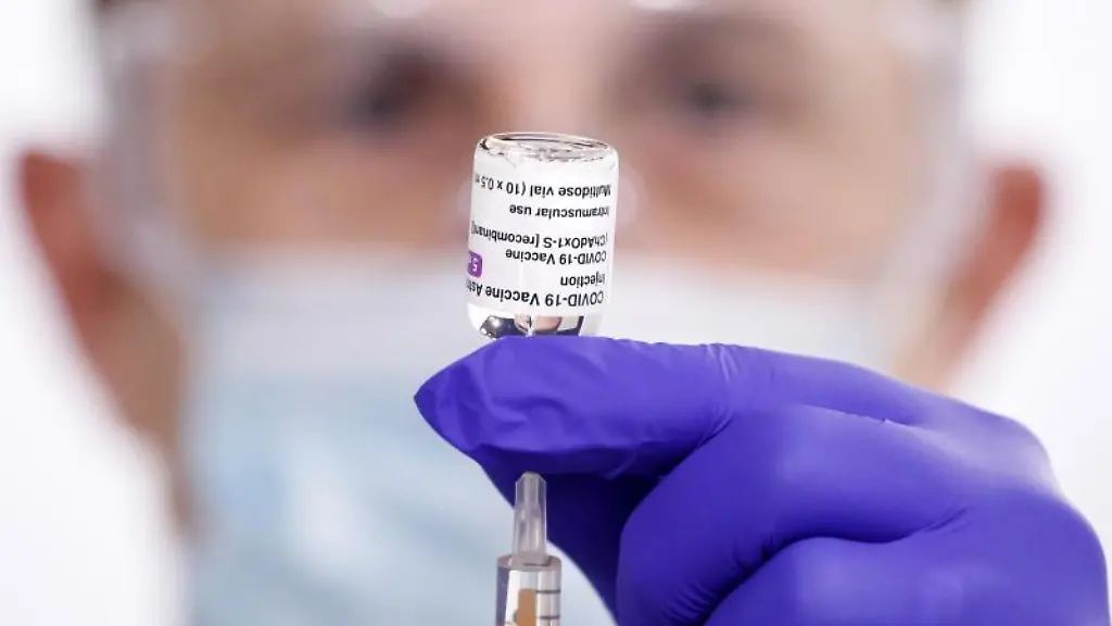 Eine-Spritze-wird-mit-dem-Astrazeneca-Impfstoff-gefuellt