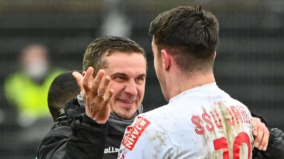 Kaan-Caliskaner-von-Regensburg-r-mit-Trainer-Mersad-Selimbegovic
