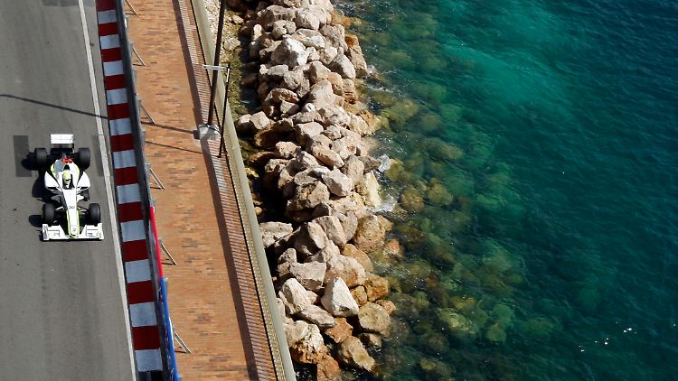 Button raste in Monte Carlo zur vierten Pole im sechsten Saisonrennen.