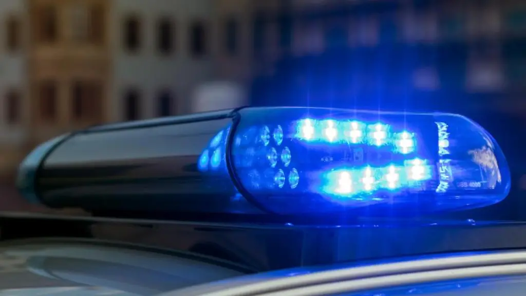 Ein-Blaulicht-leuchtet-auf-einem-Polizeifahrzeug