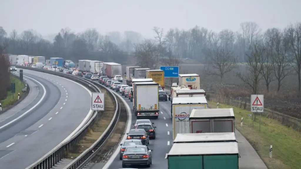 Stau-auf-der-Autobahn-Foto-Tobias-C