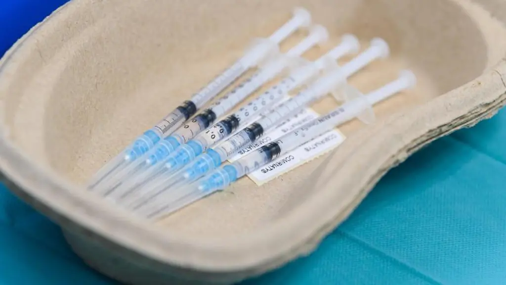 Vorbereitete-Spritzen-mit-dem-Impfstoff-gegen-Covid-19-von-Biontech-Pfizer-liegen-in-einer-Schale