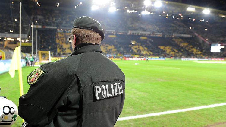 Ein Polizist im Einsatz bei einem Spiel im Dortmunder Stadion.