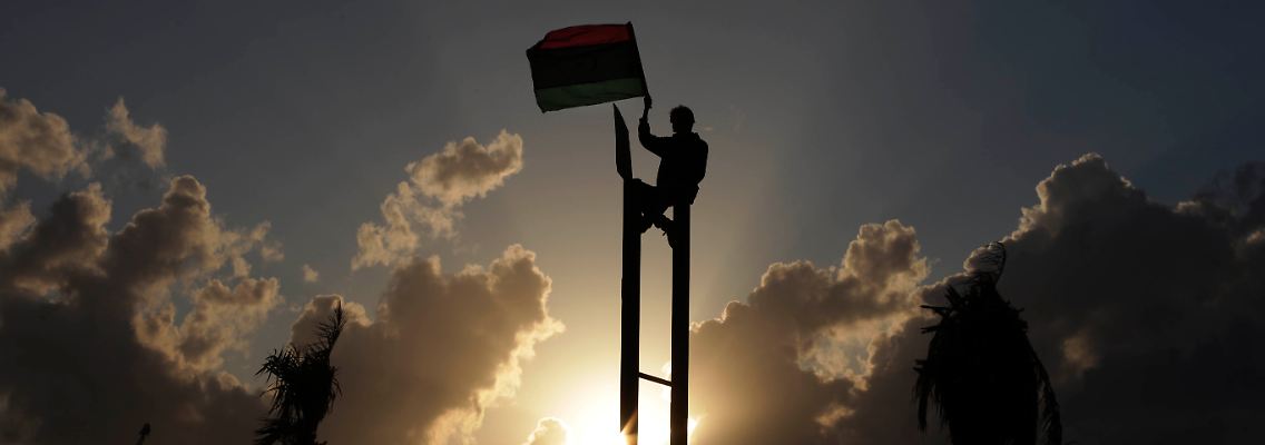 Ein Aufständischer schwengt im ostlibyschen Bengasi eine Fahne.