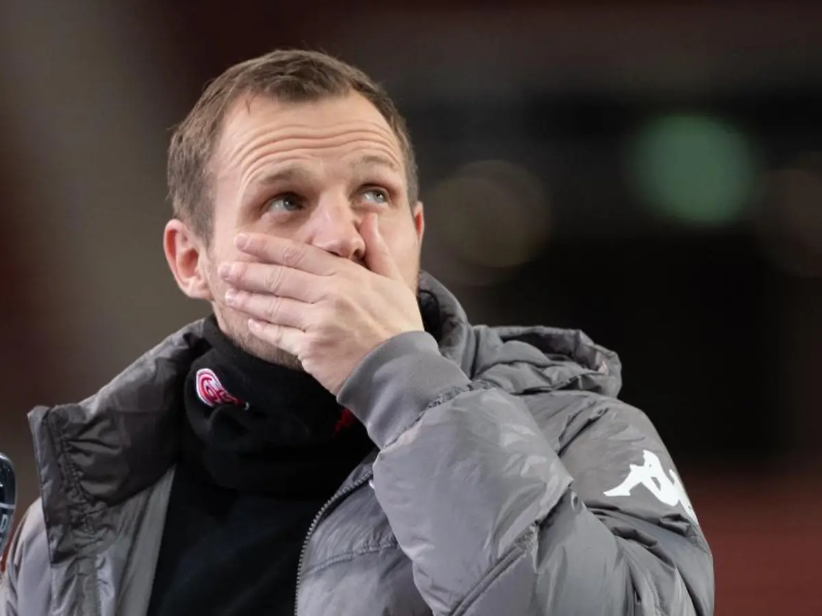 Bo-Svensson-der-Trainer-von-Mainz-gestikuliert