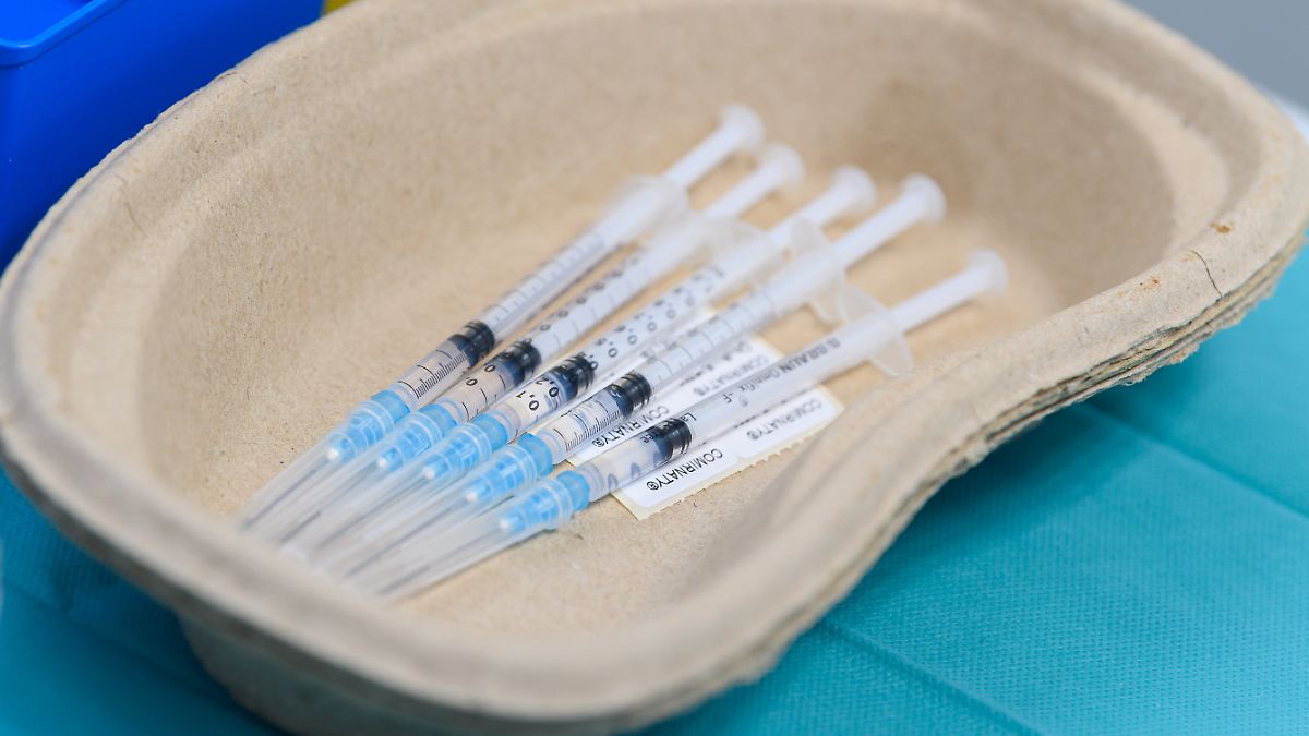 Zuschauer fragen Experten: Können Corona- und Tetanus-Impfung kombiniert werden? - ntv.de