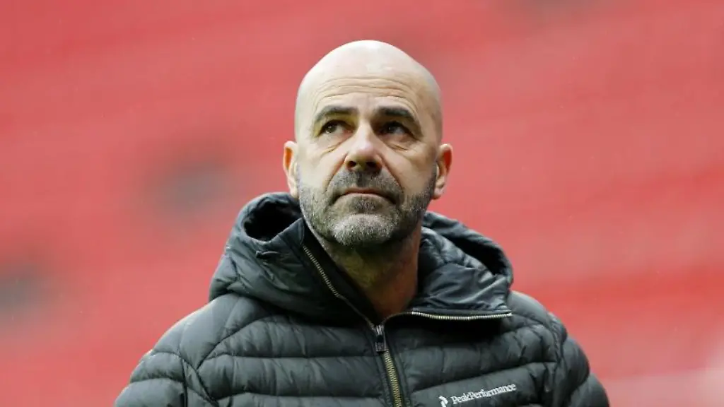 Leverkusens-Trainer-Peter-Bosz-vor-dem-Spiel