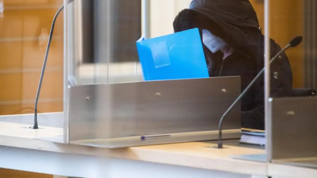 Die-Angeklagte-sitzt-im-Landgericht-Braunschweig