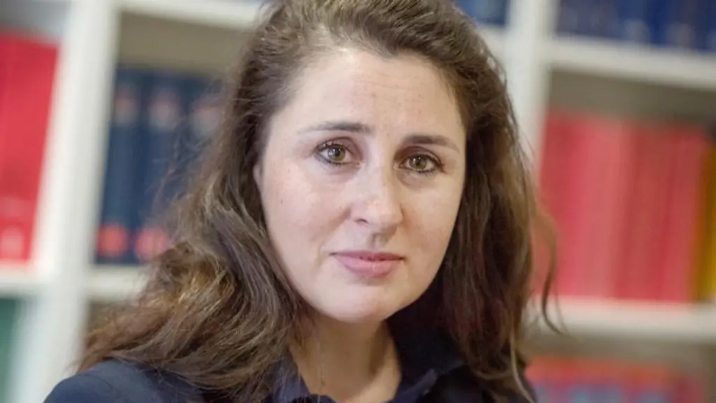 Seda-Basay-Yildiz-steht-in-ihrem-Buero