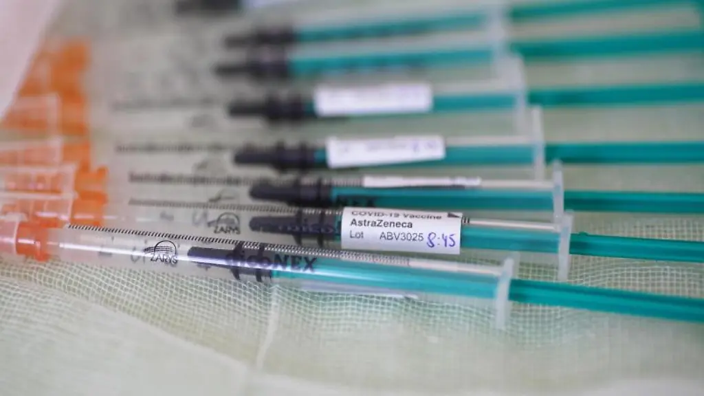 Spritzen-mit-dem-Astrazeneca-Impfstoff