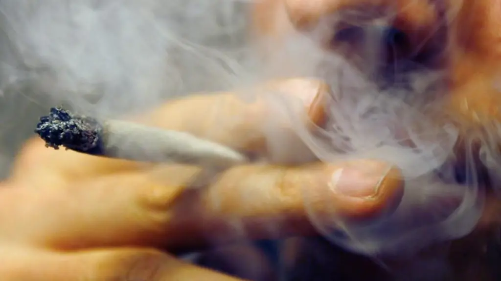 Ein-Mann-raucht-am-einen-Joint-mit-Marihuana