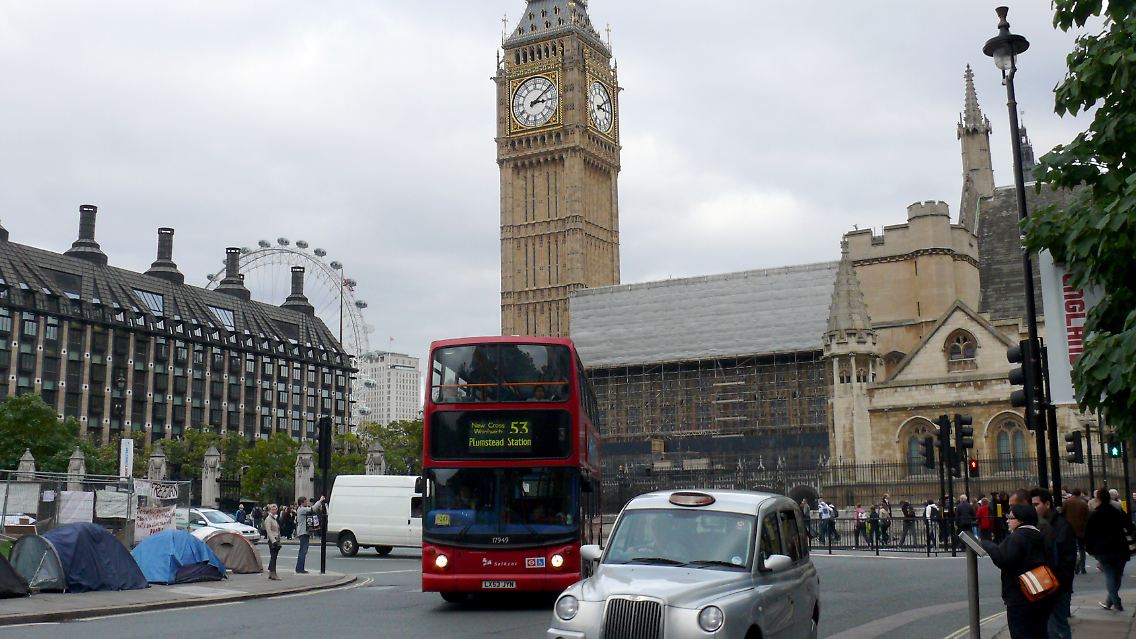Eine Fahrt im roten Doppeldeckerbus gehört zur ersten London-Reise dazu - nicht nur für Teenager.