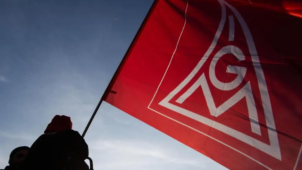 Ein-Teilnehmer-eines-Aktionstags-der-IG-Metall