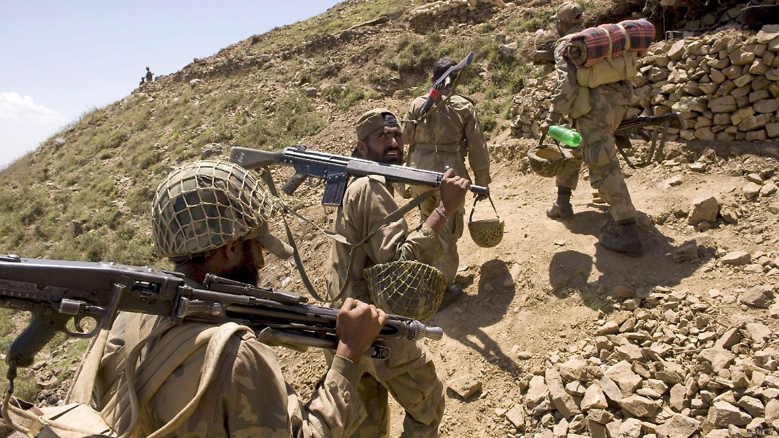 Pakistanische Soldaten auf Vormarsch ins umkämpfte Swat-Tal.