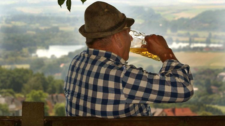 Ein Prosit auf das Bier, ein Getränk mit langer Tradition.
