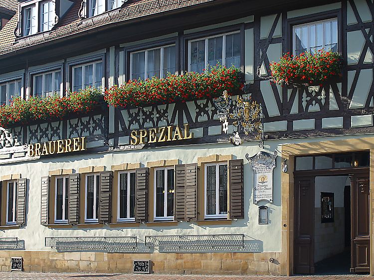 Kurze Wege: Die 1536 gegründete Brauerei "Spezial" liegt gegenüber vom Brauereigasthof "Fässla" in der Oberen Königstraße Bambergs.