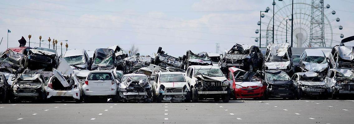 Im Hafen von Sendai warten zerstörte Neuwagen auf den Abtransport.