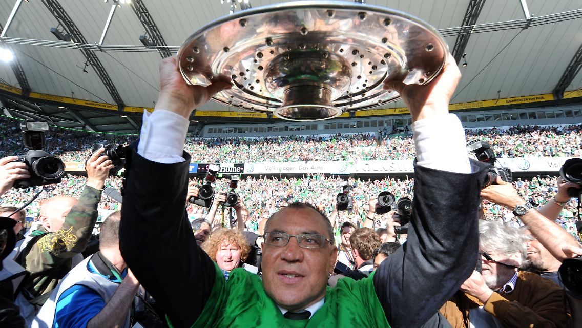 Wolfsburgs Trainer Felix Magath feiert die Meisterschaft.