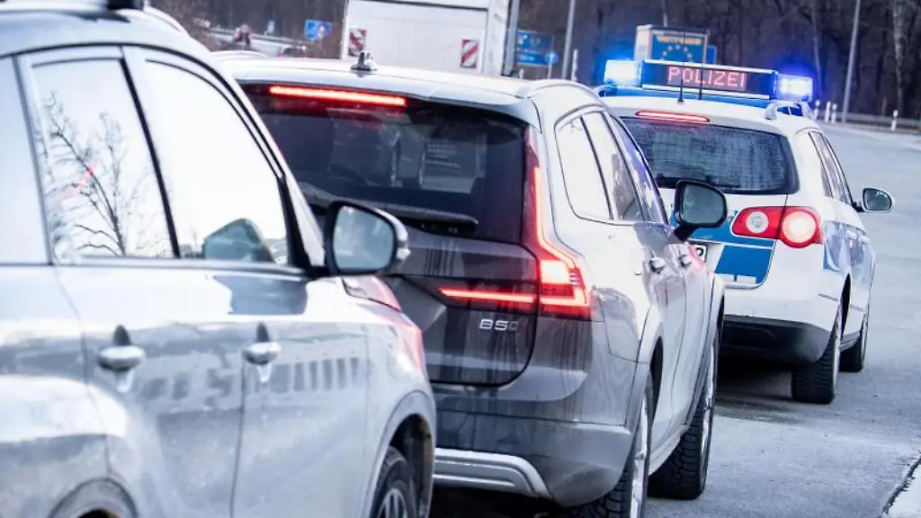 Die-Bundespolizei-eskortiert-zurueckgewiesene-aus-Oesterreich-kommende-Reisende-an-der-Autobahn-A93-bei-Kiefersfelden-zurueck-nach-Oesterreich