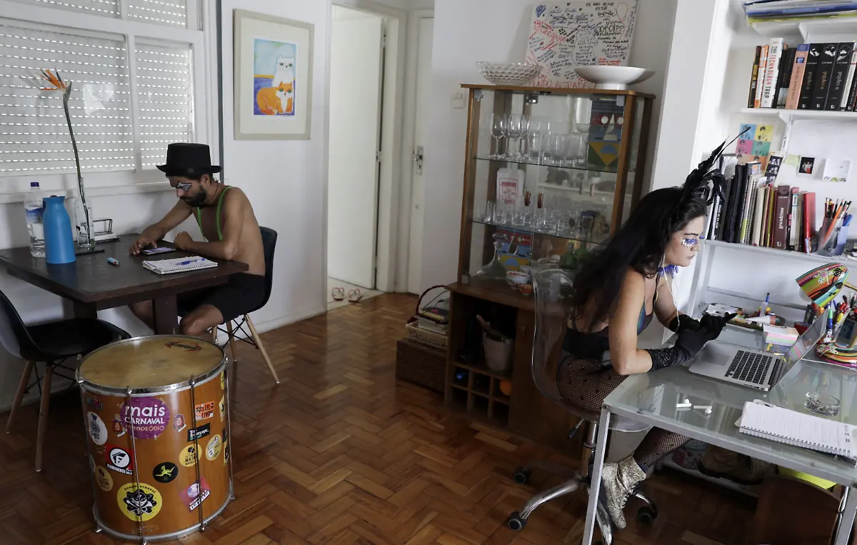 2021-02-12T182451Z-1315835293-RC26RL96DYLR-RTRMADP-3-BRAZIL-CARNIVAL-1