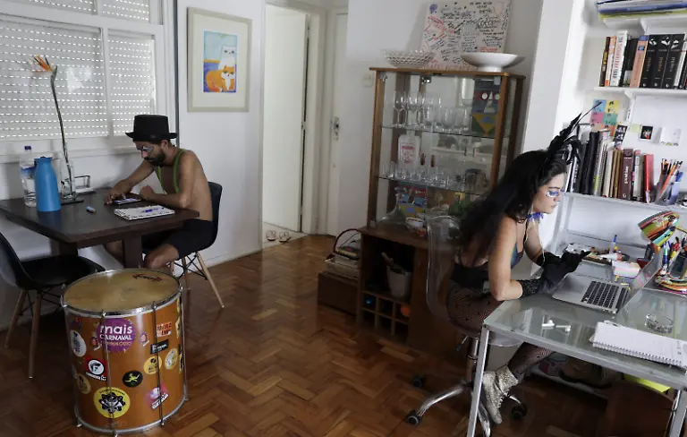 2021-02-12T182451Z-1315835293-RC26RL96DYLR-RTRMADP-3-BRAZIL-CARNIVAL-1