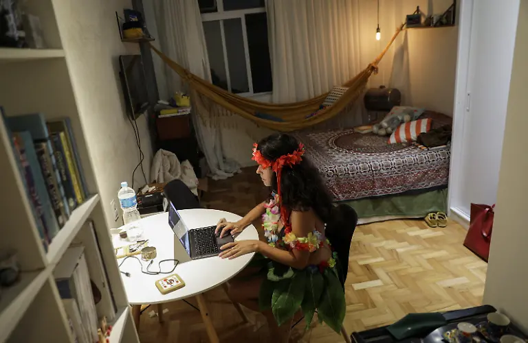 2021-02-12T183839Z-1607075103-RC26RL9LA7E7-RTRMADP-3-BRAZIL-CARNIVAL