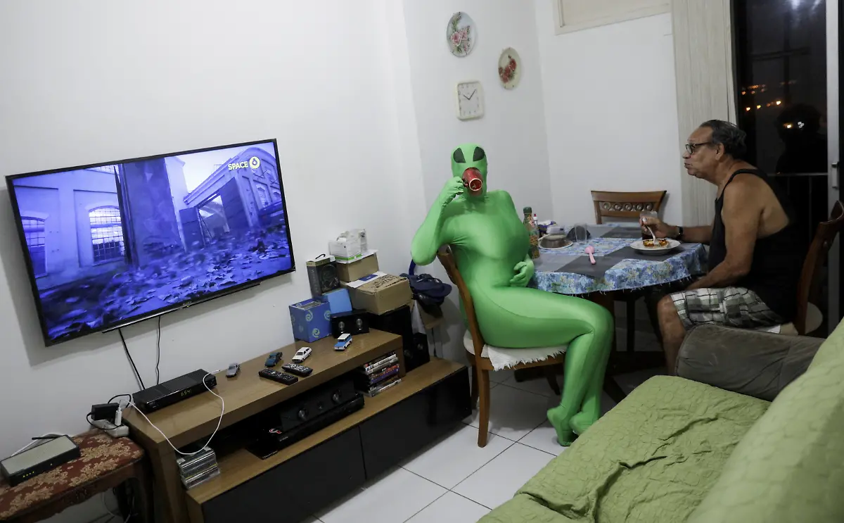 2021-02-12T213958Z-700001292-RC26RL9JQ7YQ-RTRMADP-3-BRAZIL-CARNIVAL