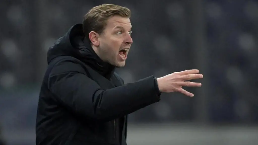 Bremens-Trainer-Florian-Kohfeldt-steht-am-Spielfeldrand