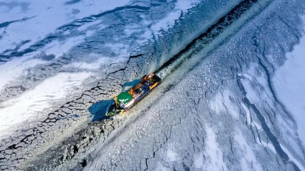 Der-Tonnenleger-Goermitz-ist-auf-dem-noerdlichen-Peenestrom-als-Eisbrecher-unterwegs