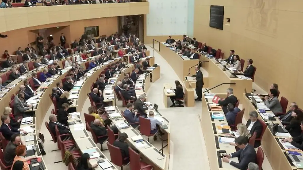 Blick-in-den-Plenarsaal-des-Bayerischen-Landtags