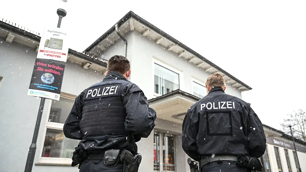 Zwei-Polizisten-sichern-nach-der-Toetung-einer-62-Jaehrigen-das-Bahnhofsgelaende