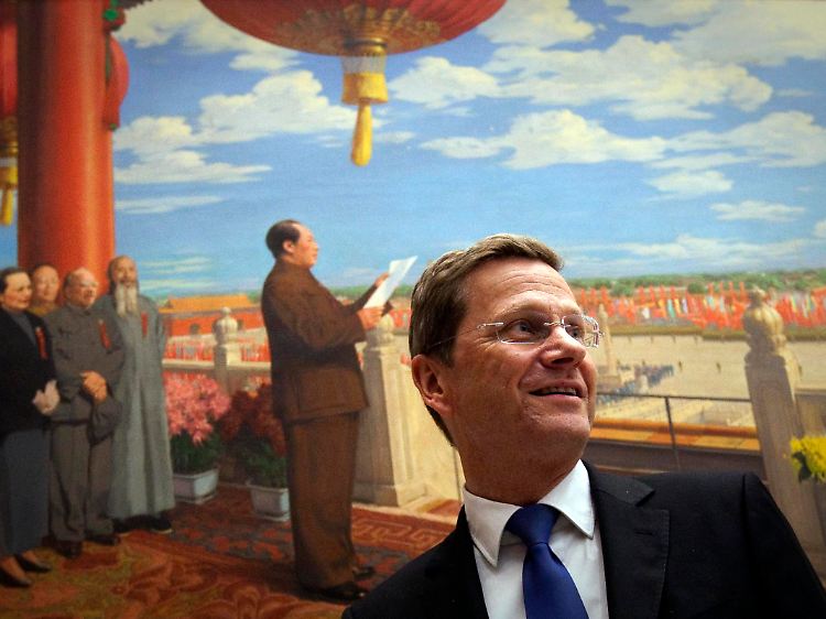 AußenministerWesterwelle im Nationalmuseum in Peking vor einem Gemälde, welches Mao bei einer Rede zeigt. Er hatte die Ausstellung am 1. April eröffnet.