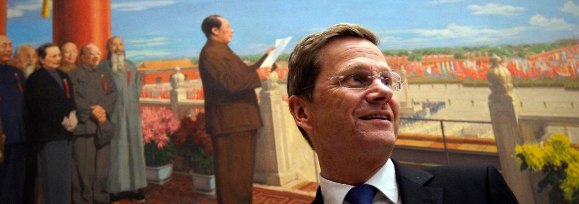 Westerwelle im Nationalmuseum in Peking. Das Gemälde im Hintergrund zeit Mao bei einer Rede.