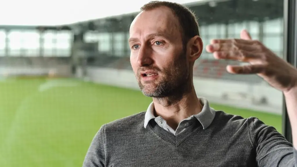 Jochen-Sauer-Leiter-des-Nachwuchsleistungszentrums-NLZ-des-Fussball-Bundesligisten-FC-Bayern-Muenchen