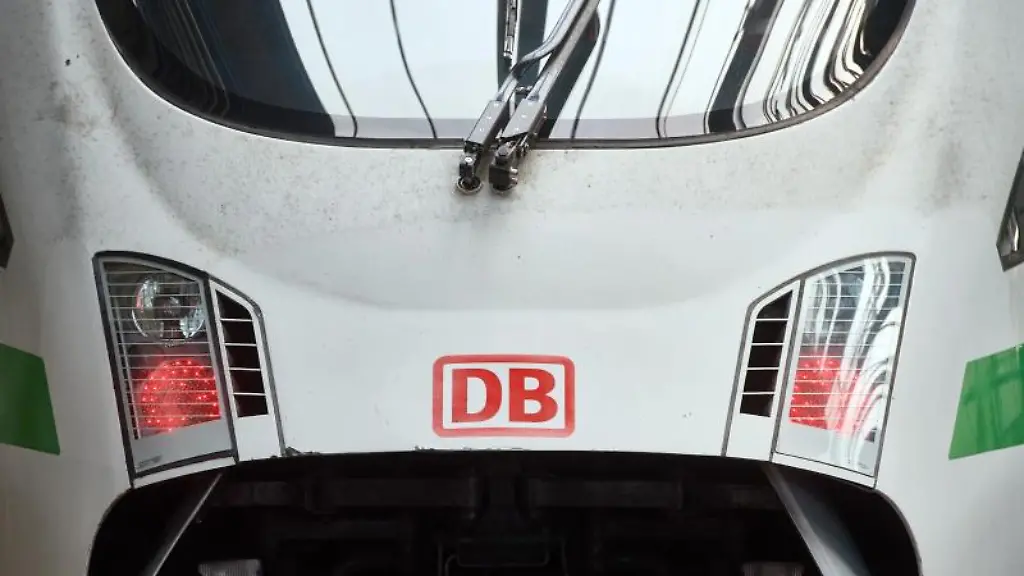 Das-Logo-der-Bahn-ist-auf-der-Front-eines-ICE-zu-sehen