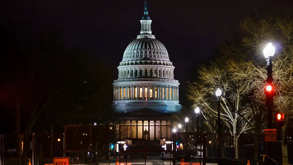 Vor-dem-Kapitol-wurden-verstaerkte-Barrikaden-errichtet