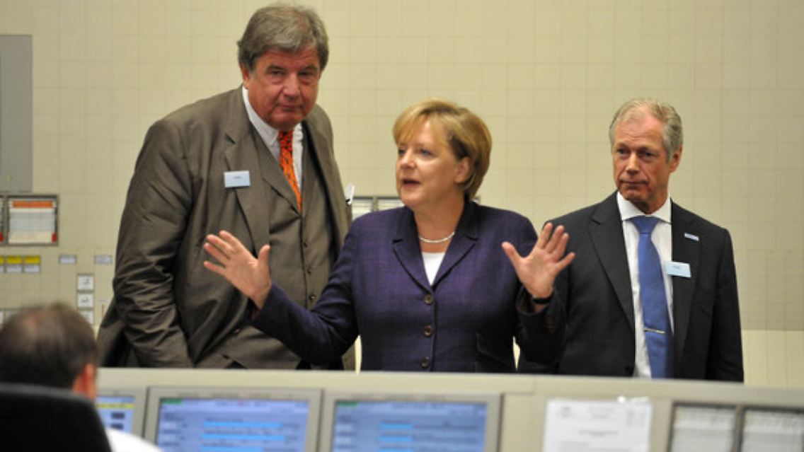 Bundeskanzlerin Angela Merkel in der Leitwarte des Atomkraftwerks Lingen zwischen RWE-Chef Jürgen Grossmann (l) und Gerd Jäger, Vorstand von RWE Power.