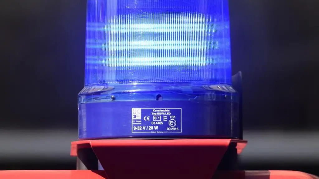 Ein-Blaulicht-leuchtet-auf-einem-Feuerwehrfahrzeug