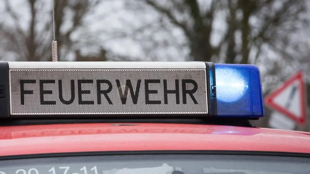 Das-Blaulicht-eines-Feuerwehrautos-leuchtet-an-einem-Einsatzort
