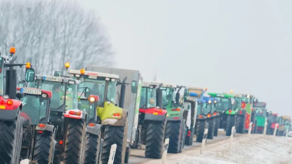 Der-Traktoren-Protestzug-faehrt-auf-einer-Landstrasse