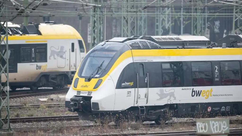 Ein-Regionalzug-des-privaten-Bahnbetreibers-Abellio-faehrt-ueber-ein-Gleis