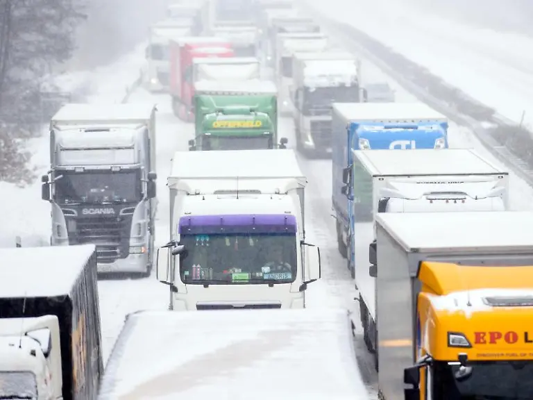 Lastwagen-stauen-sich