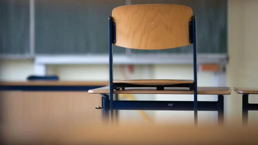 Ein-Stuhl-steht-in-einem-Klassenzimmer-auf-einem-Tisch