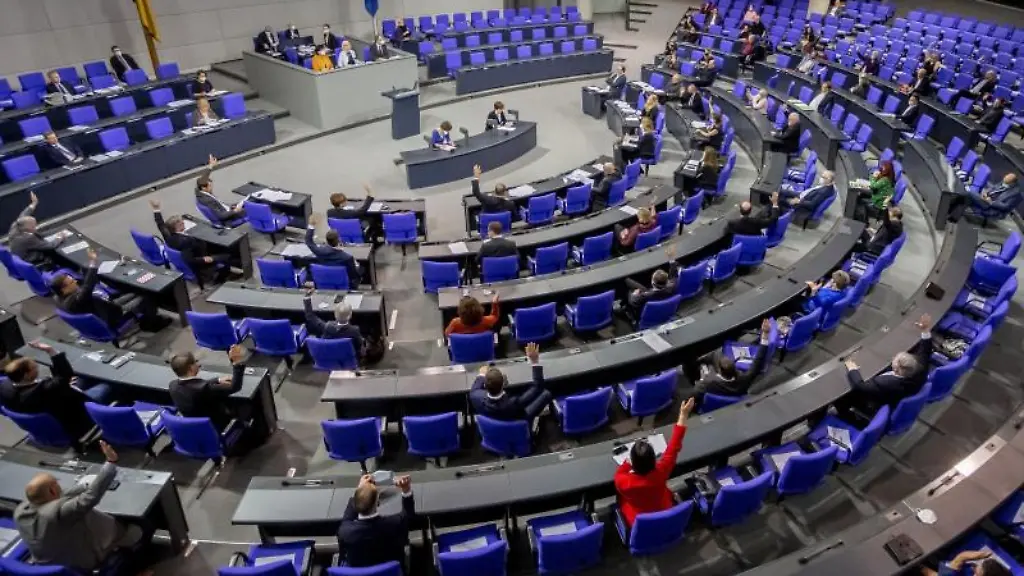 Blick-in-den-Plenarsaal-des-Deutschen-Bundestags