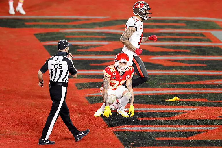 2021-02-08T012549Z-224101212-MT1USATODAY15544321-RTRMADP-3-NFL-SUPER-BOWL-LV-KANSAS-CITY-CHIEFS-VS-TAMPA-BAY-BUCCANEERS-1