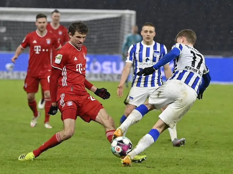 Maximilian-Mittelstaedt-von-Hertha-BSC-in-Aktion-gegen-Thomas-Mueller-l-von-Bayern-Muenchen