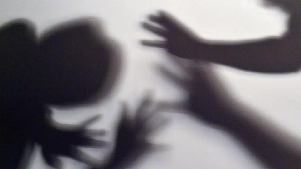 Gestelltes-Bild-zum-Thema-Missbrauch-Schatten-sollen-symbolisieren-wie-ein-Kind-versucht-sich-vor-dee-Gewalt-eines-Erwachsenen-zu-schuetzen